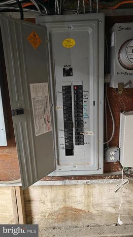 669 LONG LN, Upper Darby, PA 19082