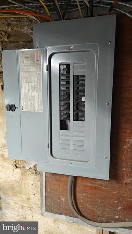 669 LONG LN, Upper Darby, PA 19082