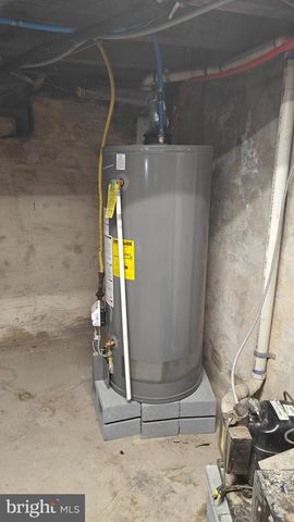 669 LONG LN, Upper Darby, PA 19082