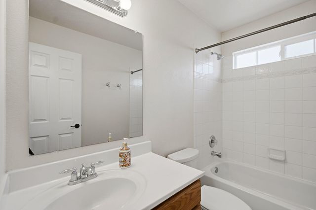 10259 Country Meadows Drive NW, Albuquerque, NM 87114