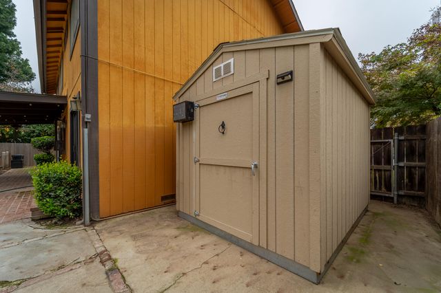 4121 W Grove Court, Visalia, CA 93291