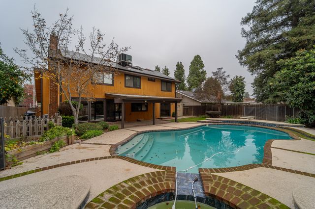 4121 W Grove Court, Visalia, CA 93291