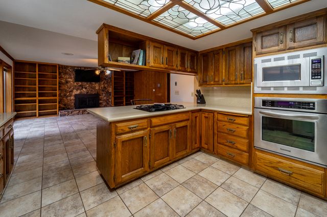 4121 W Grove Court, Visalia, CA 93291