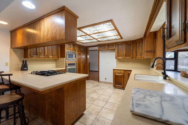 4121 W Grove Court, Visalia, CA 93291