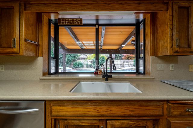 4121 W Grove Court, Visalia, CA 93291