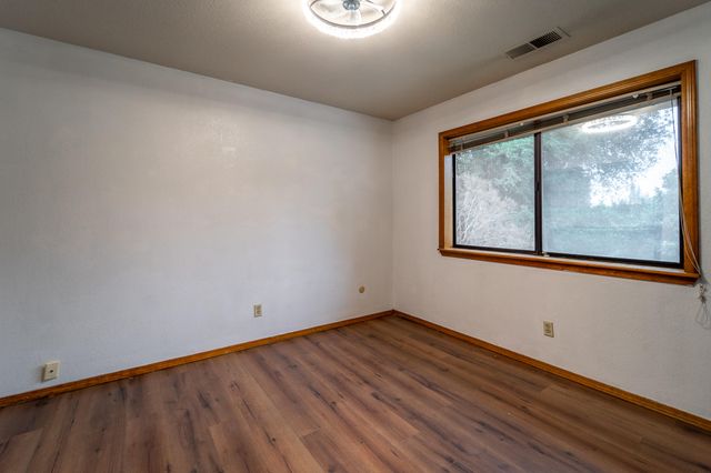 4121 W Grove Court, Visalia, CA 93291