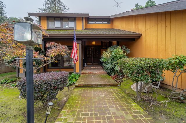 4121 W Grove Court, Visalia, CA 93291