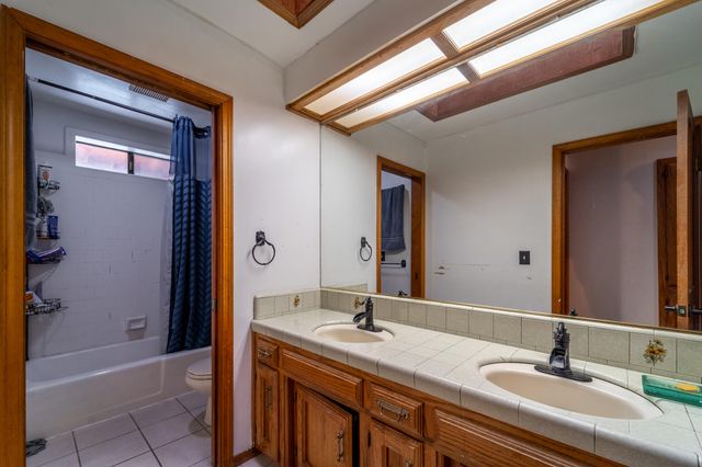 4121 W Grove Court, Visalia, CA 93291