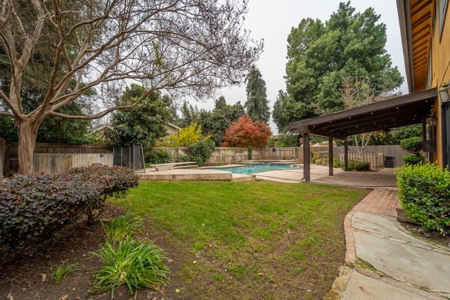4121 W Grove Court, Visalia, CA 93291