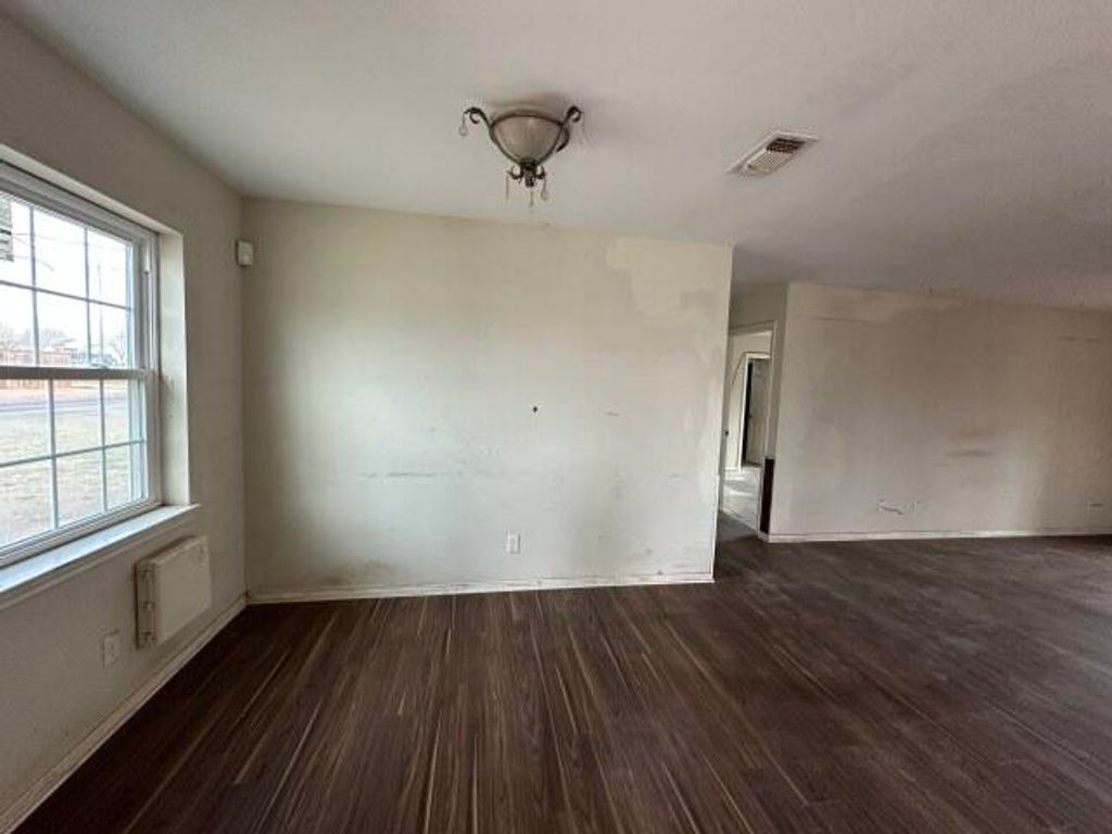 Image 6 of property listing at 2930 Waco Street, San Angelo, TX 76901