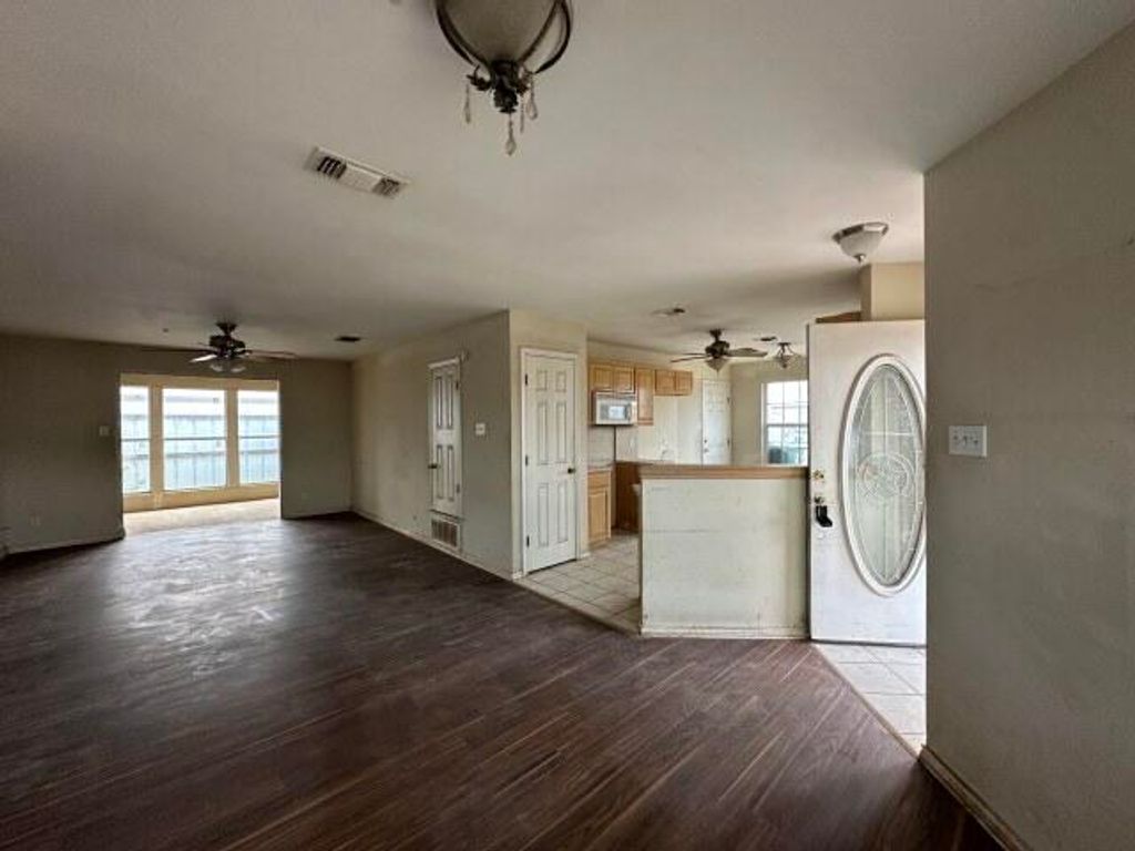 Image 8 of property listing at 2930 Waco Street, San Angelo, TX 76901