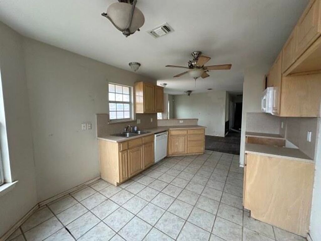 Image 9 of property listing at 2930 Waco Street, San Angelo, TX 76901
