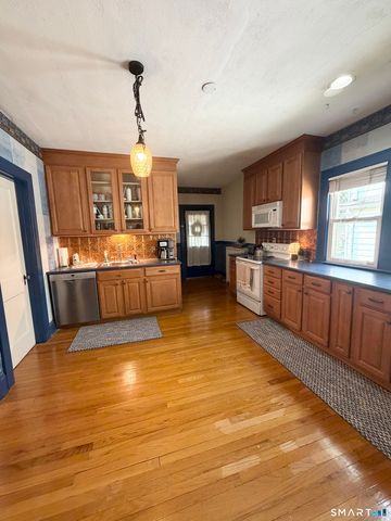 118 Cambridge Street 2nd Floor, West Hartford, CT 06110