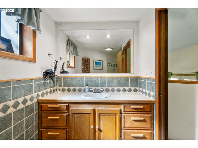 25465 S BEAVERCREEK Rd, Beavercreek, OR 97004