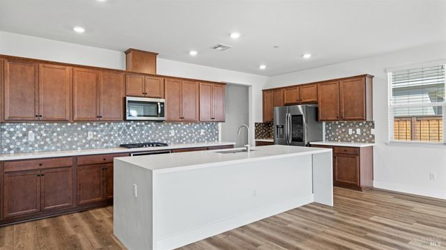 801 Billhook Dr, Vacaville, CA 95687