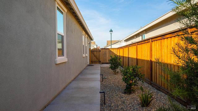 801 Billhook Dr, Vacaville, CA 95687