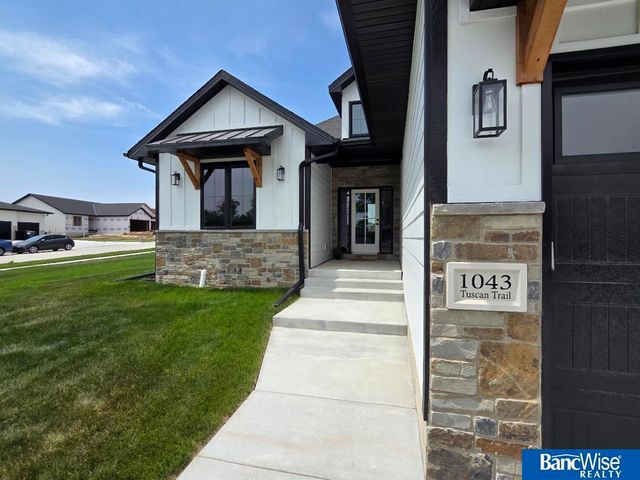 1043 Tuscan Trail, Hickman, NE 68372