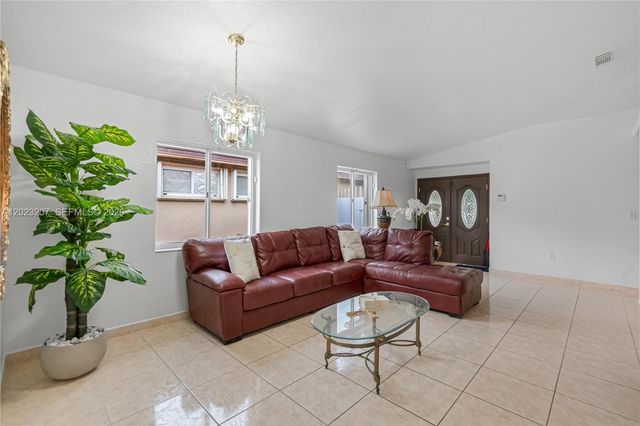 3254 W 78th St, Hialeah, FL 33018