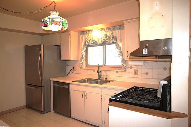 494 Lesdale Drive, Troy, MI 48085