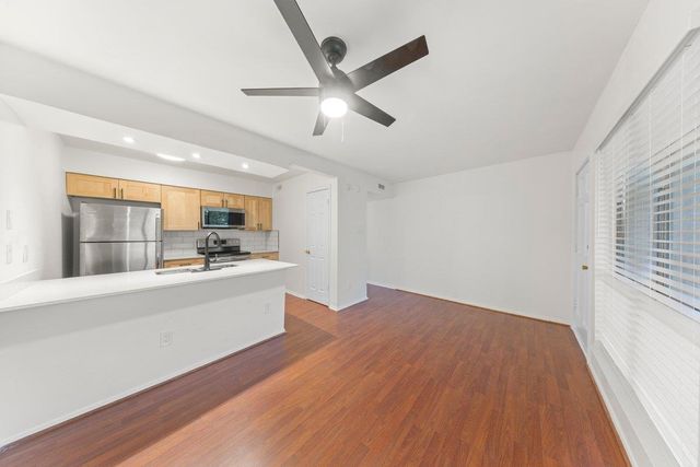 6910 Hart LN 110, Austin, TX 78731