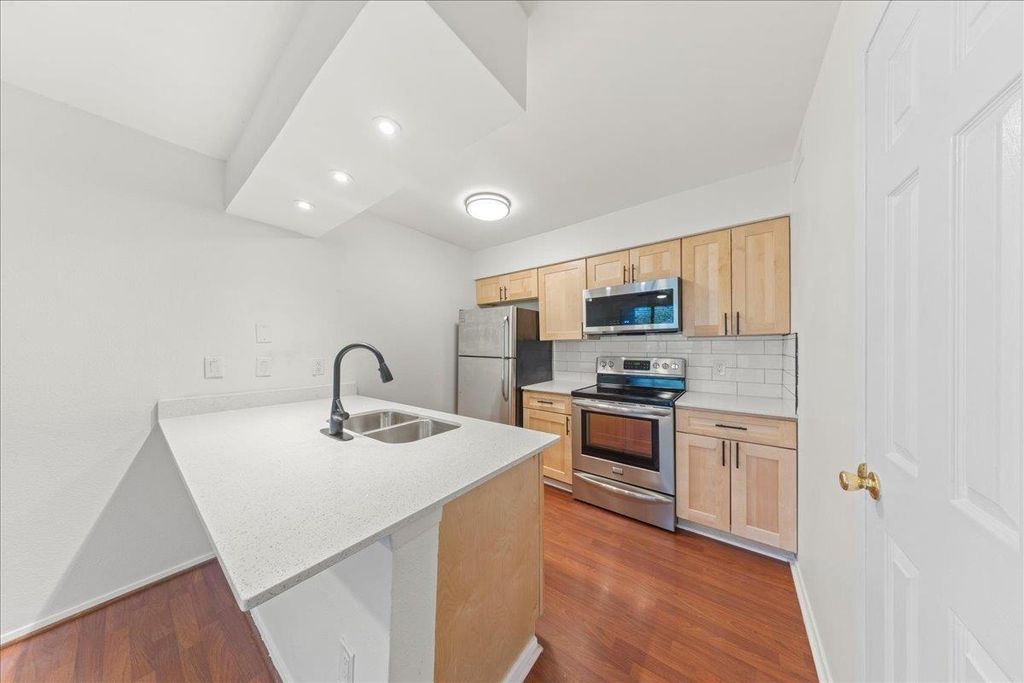 6910 Hart LN 110, Austin, TX 78731