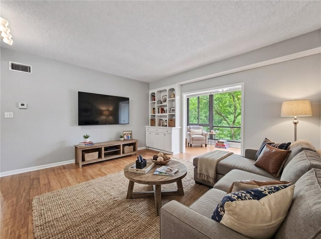 Image 11 of property listing at 1800 Clairmont Lake A314, Decatur, GA 30033