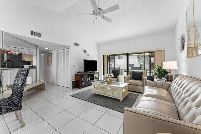 10 Via De Casas Sur 104, Boynton Beach, FL 33426