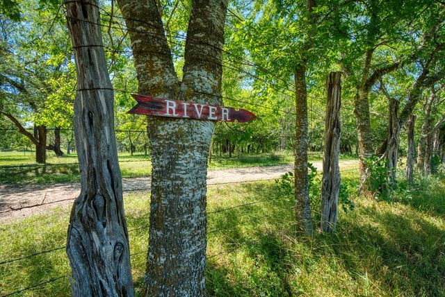 5322 N State Hwy 16, Bandera, TX 78003