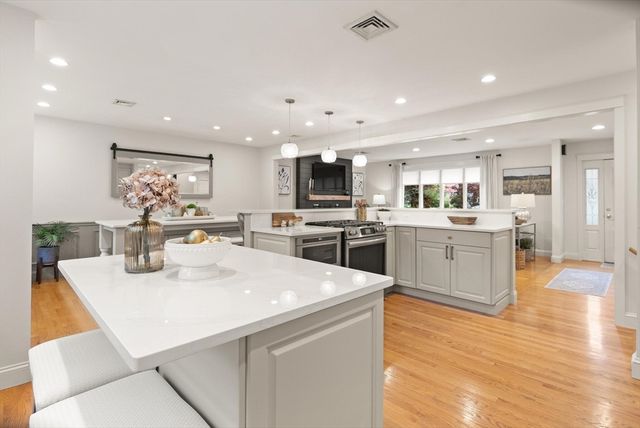 21 Buckingham Drive, Reading, MA 01867
