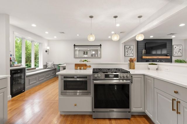 21 Buckingham Drive, Reading, MA 01867