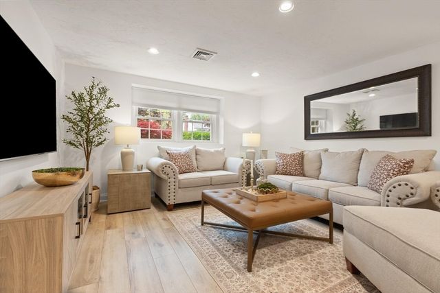 21 Buckingham Drive, Reading, MA 01867