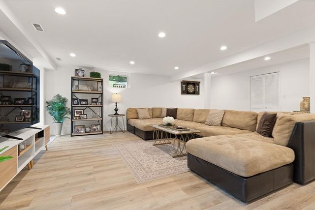 21 Buckingham Drive, Reading, MA 01867