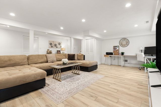 21 Buckingham Drive, Reading, MA 01867