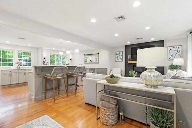 21 Buckingham Drive, Reading, MA 01867