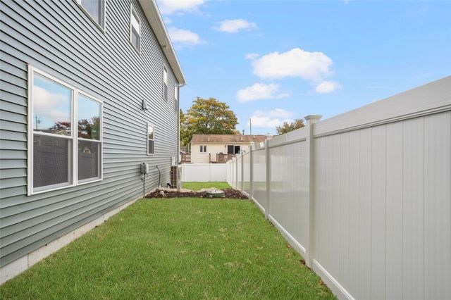8 North Shore Street, Warwick, RI 02889