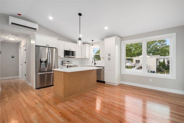 8 North Shore Street, Warwick, RI 02889