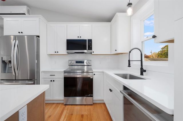 8 North Shore Street, Warwick, RI 02889