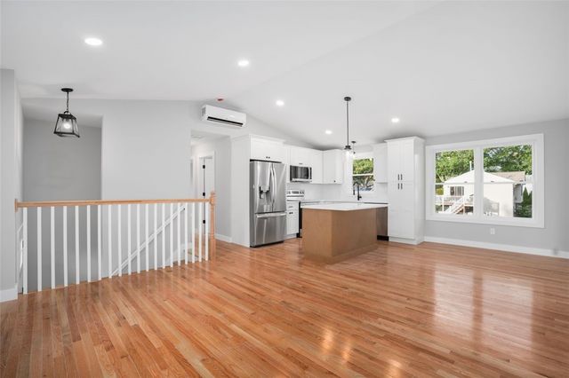 8 North Shore Street, Warwick, RI 02889