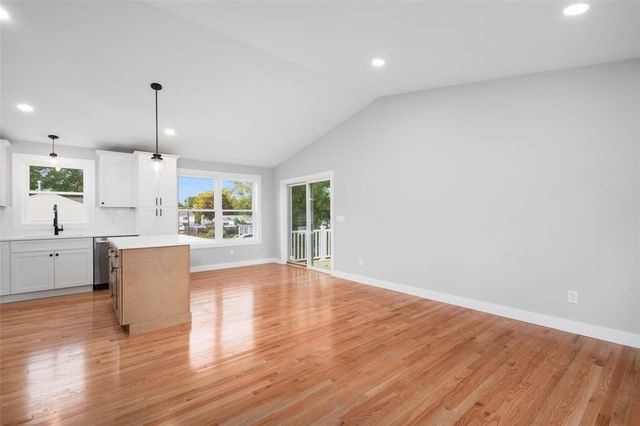 8 North Shore Street, Warwick, RI 02889