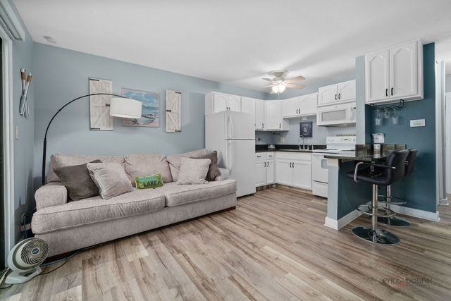 53 Oak Hill Colony Street 10, Fox Lake, IL 60020