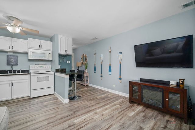 53 Oak Hill Colony Street 10, Fox Lake, IL 60020