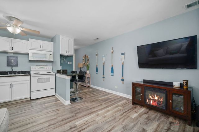 53 Oak Hill Colony Street 10, Fox Lake, IL 60020