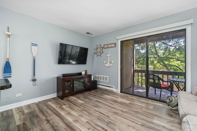 53 Oak Hill Colony Street 10, Fox Lake, IL 60020