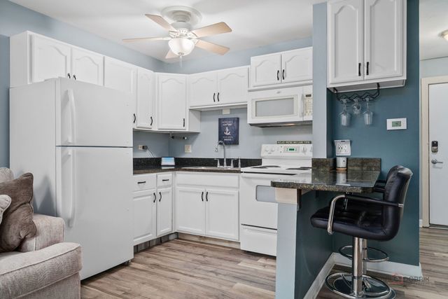 53 Oak Hill Colony Street 10, Fox Lake, IL 60020