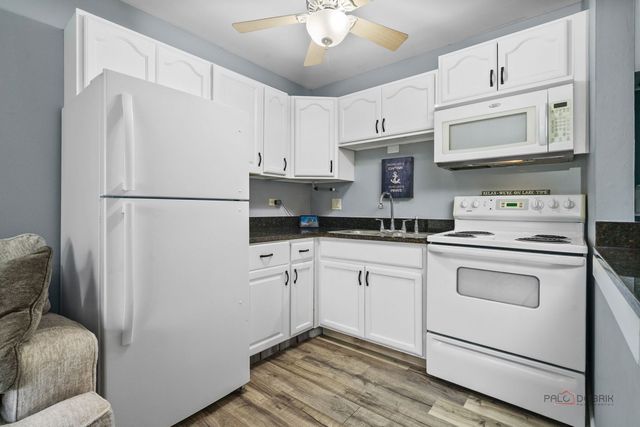 53 Oak Hill Colony Street 10, Fox Lake, IL 60020