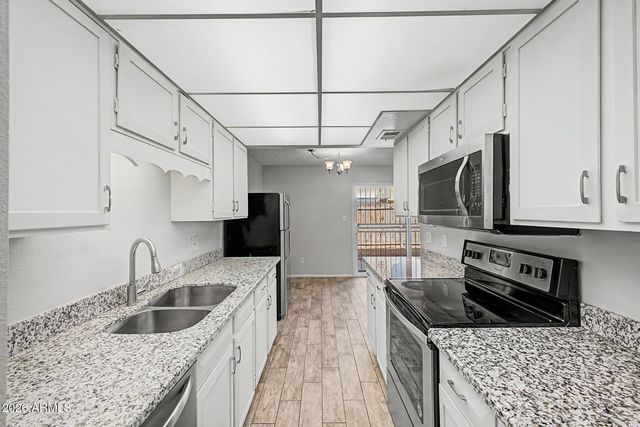 6060 W GOLDEN Lane, Glendale, AZ 85302