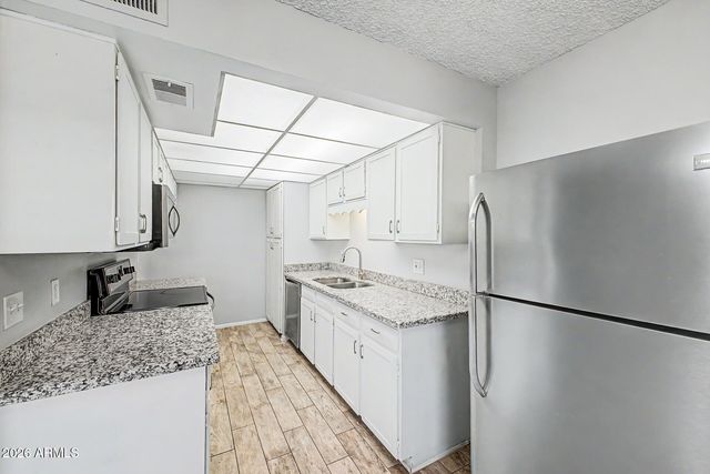 6060 W GOLDEN Lane, Glendale, AZ 85302