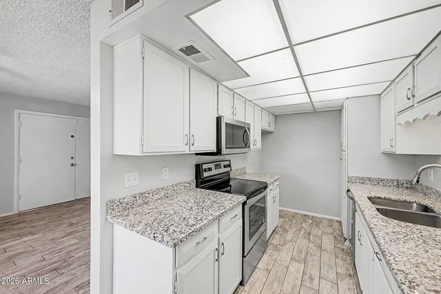 6060 W GOLDEN Lane, Glendale, AZ 85302