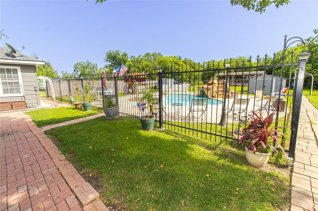 2415 W Cedar Bayou Lynchburg Road, Baytown, TX 77521