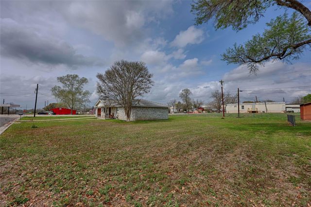 311 Klesel Street, Schulenburg, TX 78956
